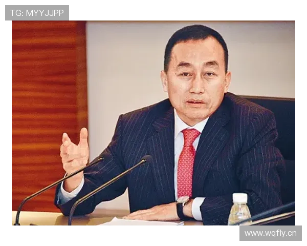 如果把吴向东往明星圈一扔，八卦先围着他的钱包转